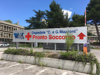 Ascoli Piceno - Caos al pronto soccorso: detenuto picchia due agenti